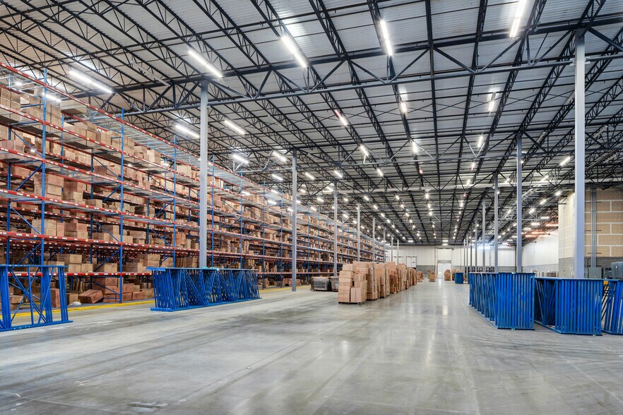 More Photos Of 7865 National Tpke, Louisville Distribution For Lease