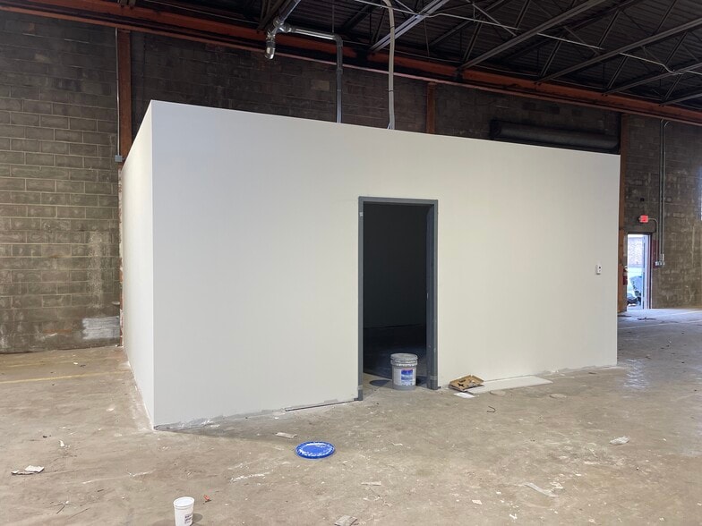 More Photos Of 9129 Euclid Ave, Manassas Warehouse For Lease