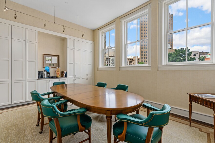 More Photos Of 309 E Commerce St, San Antonio Office For Lease