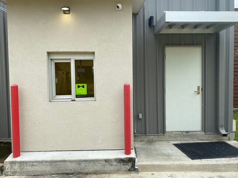 More Photos Of 2705 W Highway 30, Gonzales Freestanding For Lease