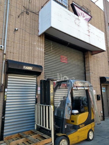 Primary Photo Of 3717 55th St, Woodside Warehouse For Lease