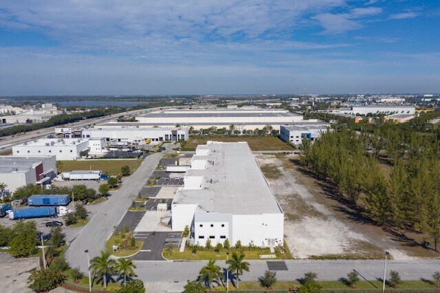 More Photos Of 12301 NW 116th Ave, Medley Distribution For Lease