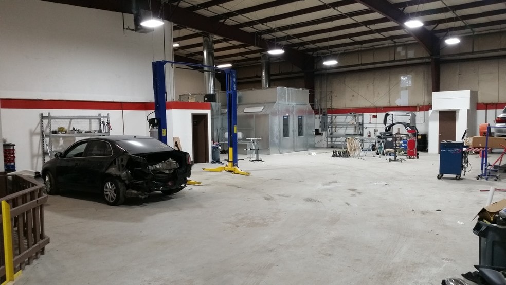 More Photos Of 440 Industrial Dr, Naperville Warehouse For Lease