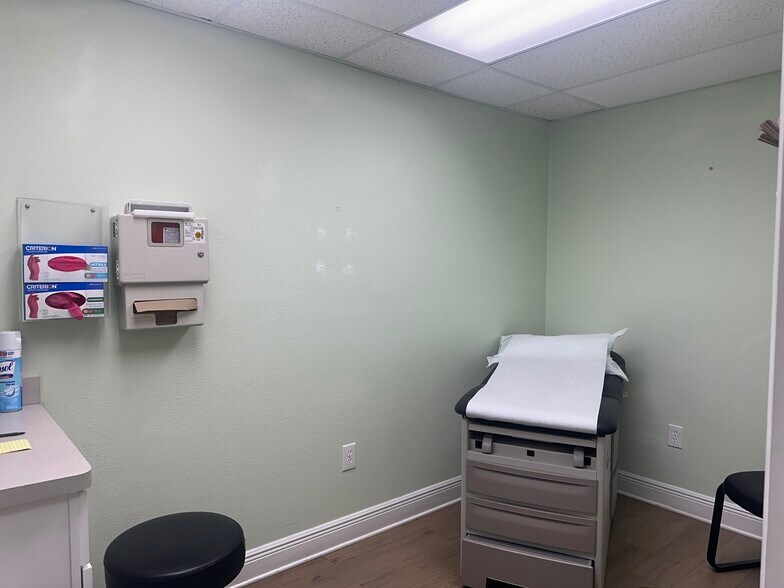 More Photos Of 506 4th Ave W, Palmetto Medical For Sale