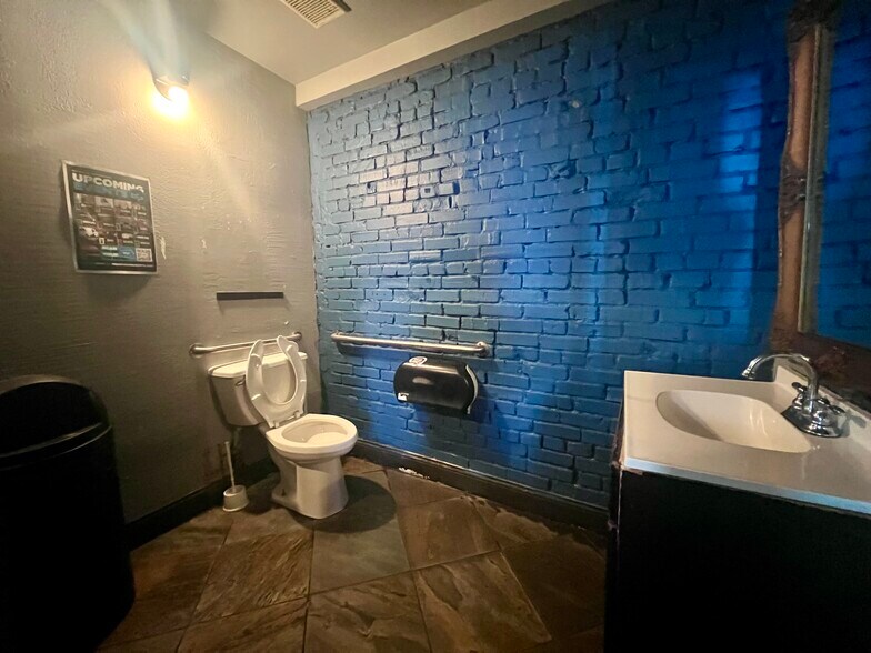 More Photos Of 95 S Main St, Memphis Storefront Retail Office For Sale