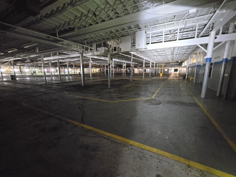 More Photos Of 401 E 5th St, Pinconning Distribution For Sale