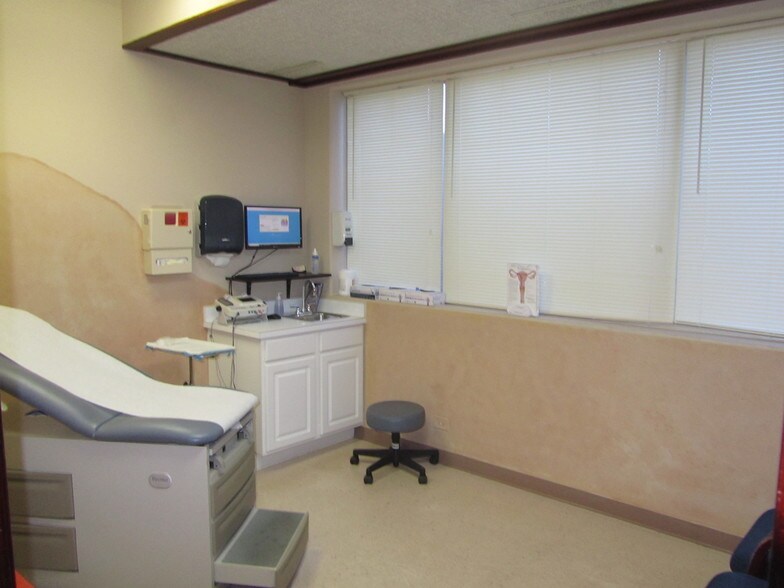 More Photos Of 1 Tiffany Pt, Bloomingdale Medical For Lease