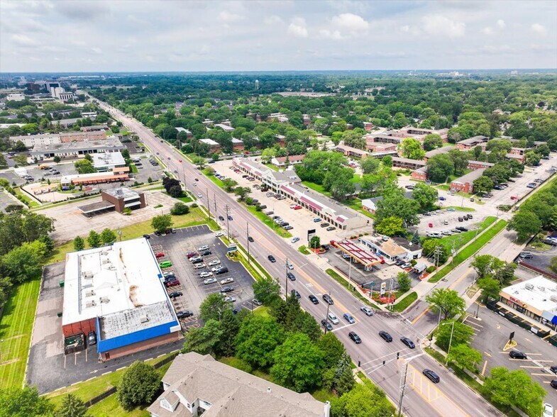 More Photos Of 2202-2230 W Algonquin Rd, Rolling Meadows General Retail For Sale