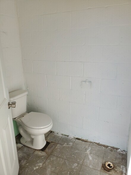 More Photos Of 401 N 3rd St, Lilbourn Flex For Sale