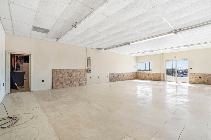 More Photos Of 203 South St, Ozark Auto Dealership For Sale