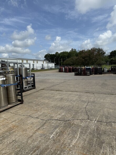 More Photos Of 441 N Post Oak Rd, Sulphur Industrial For Lease