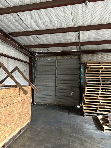 More Photos Of 440 N Broadway St, Joshua Manufacturing For Lease