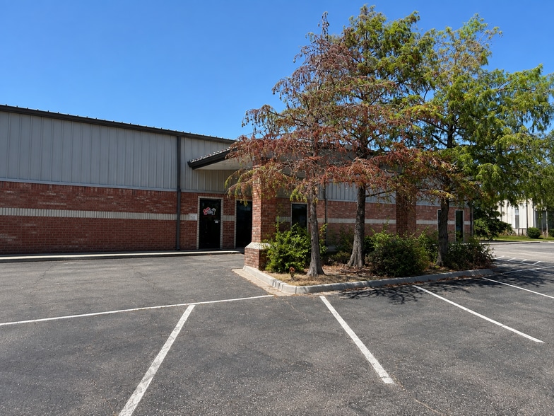 More Photos Of 905 Messenger Ln, Moore Light Manufacturing For Lease