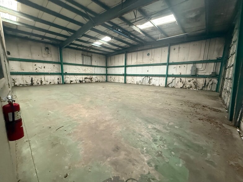 More Photos Of 2948 NE 21st Way, Gainesville Service For Lease
