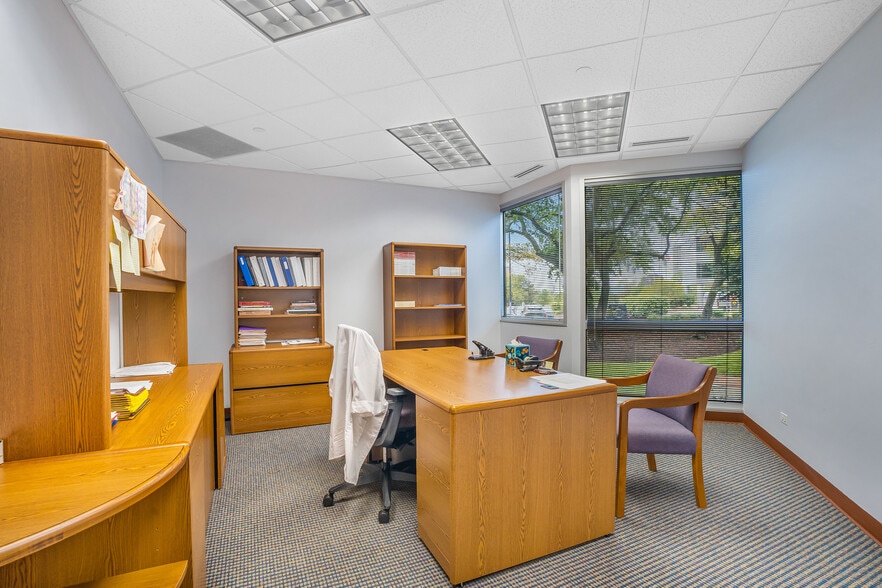 More Photos Of 1 TransAm Plaza Dr, Oakbrook Terrace Office For Sale