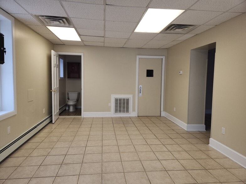 More Photos Of 188 Lake St, Liberty Freestanding For Lease
