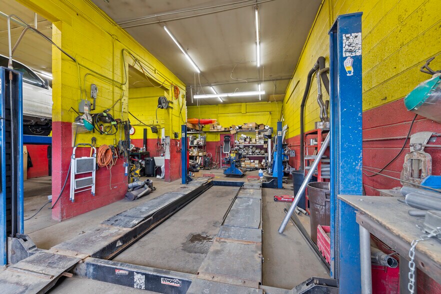 More Photos Of 4 S Main St, Longmont Auto Repair For Sale