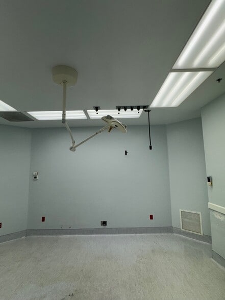 More Photos Of 130 9th St N, Naples Medical For Sale