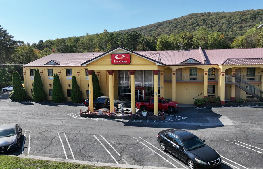 Primary Photo Of 1507 N Tibbs Rd, Dalton Hotel For Sale