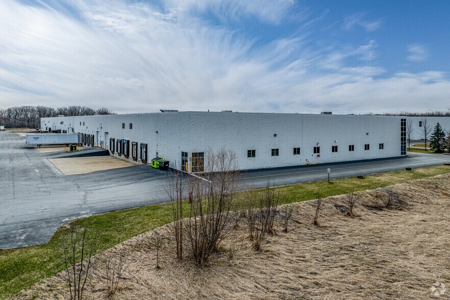 More Photos Of N26W23880 Commerce Cir, Pewaukee Warehouse For Lease