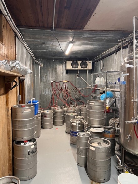 More Photos Of 32 Franklin St, Martinsville Storefront For Sale