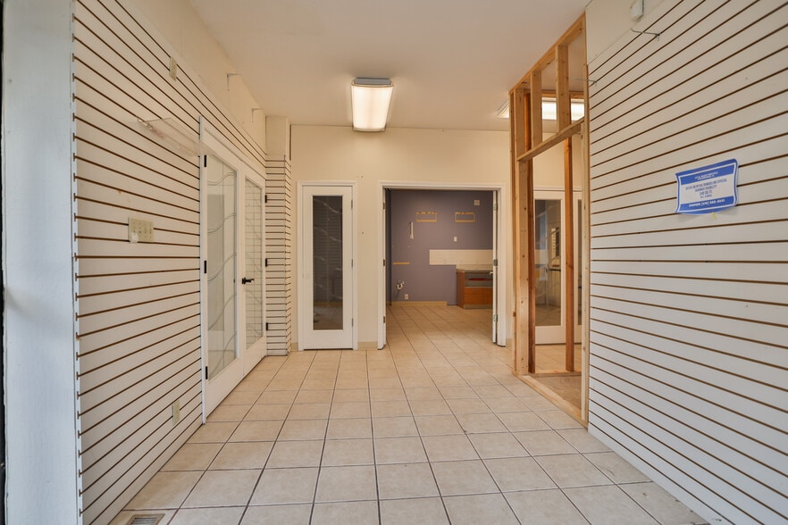 More Photos Of 107 N Bluff Rd, Collinsville Storefront For Sale