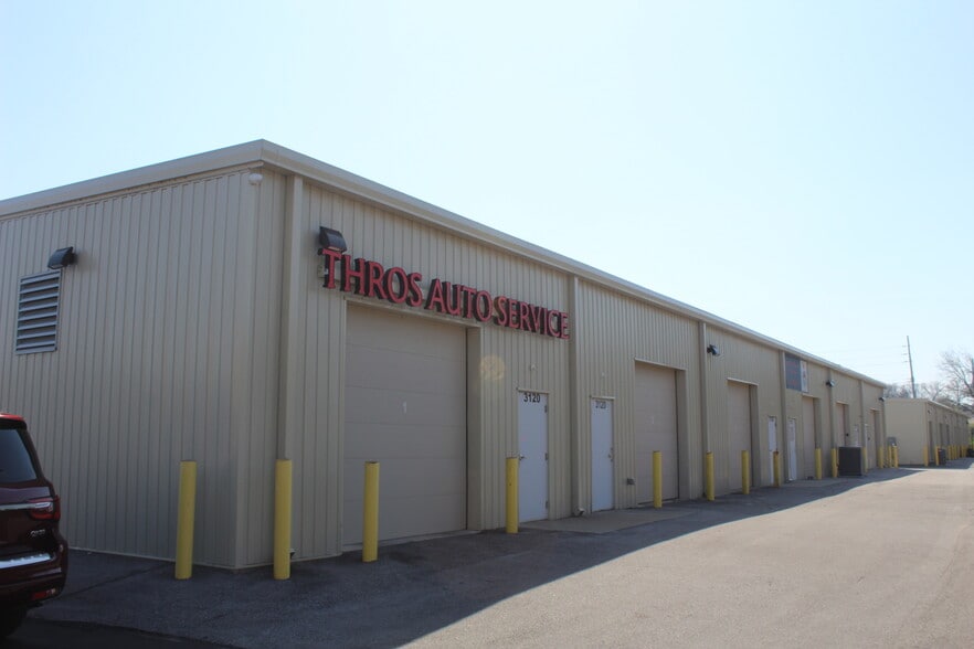 More Photos Of 3116 Lumina Pky, Saint Charles Showroom For Sale