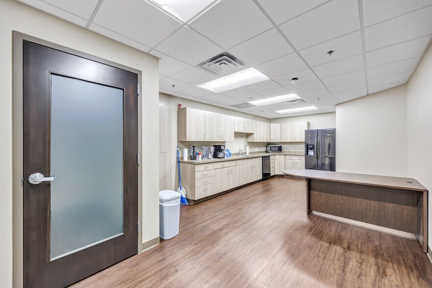 More Photos Of 960 Hansen Rd, Green Bay Office For Lease