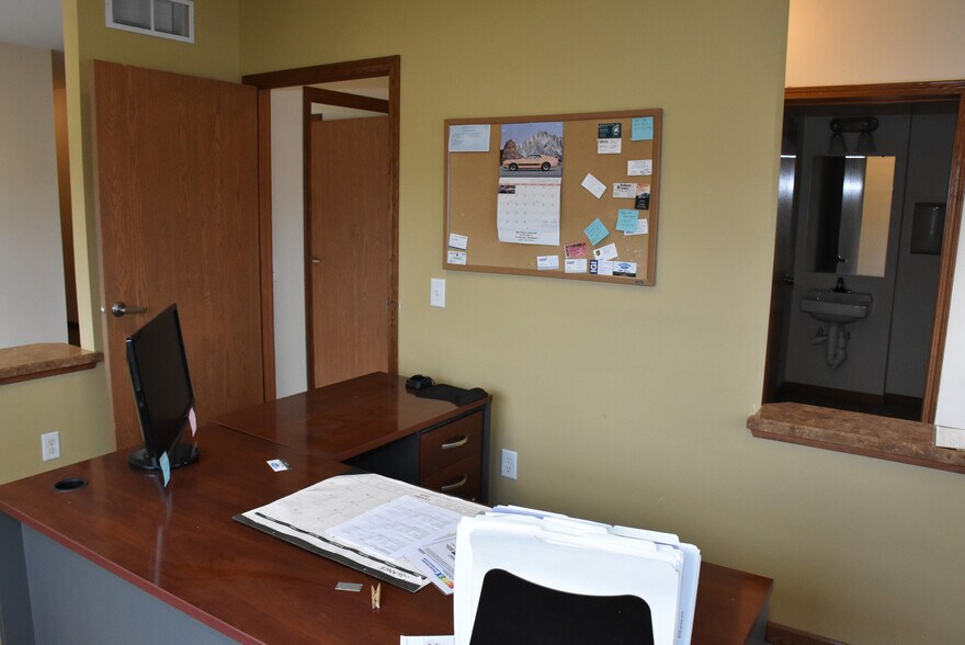 More Photos Of 105 McQuiston Dr, Jackson Center Industrial For Sale