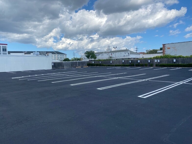 More Photos Of 165 Woodfield Rd, West Hempstead Warehouse For Lease