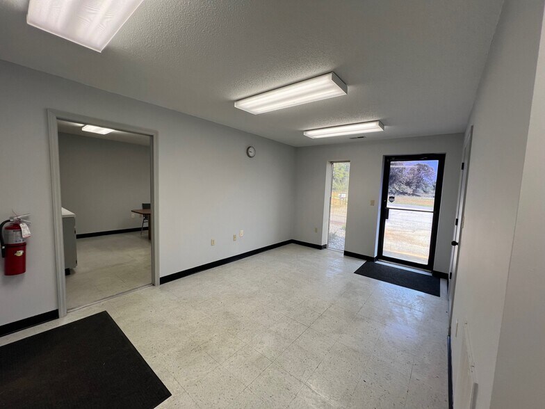 More Photos Of 585 Old Georgia Rd, Moore Warehouse For Lease