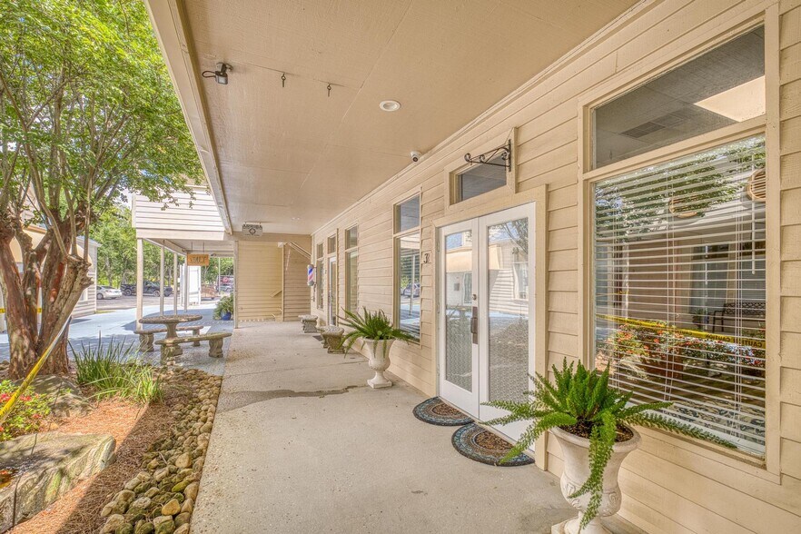 More Photos Of 913 Gulf Breeze Pky, Gulf Breeze General Retail For Sale