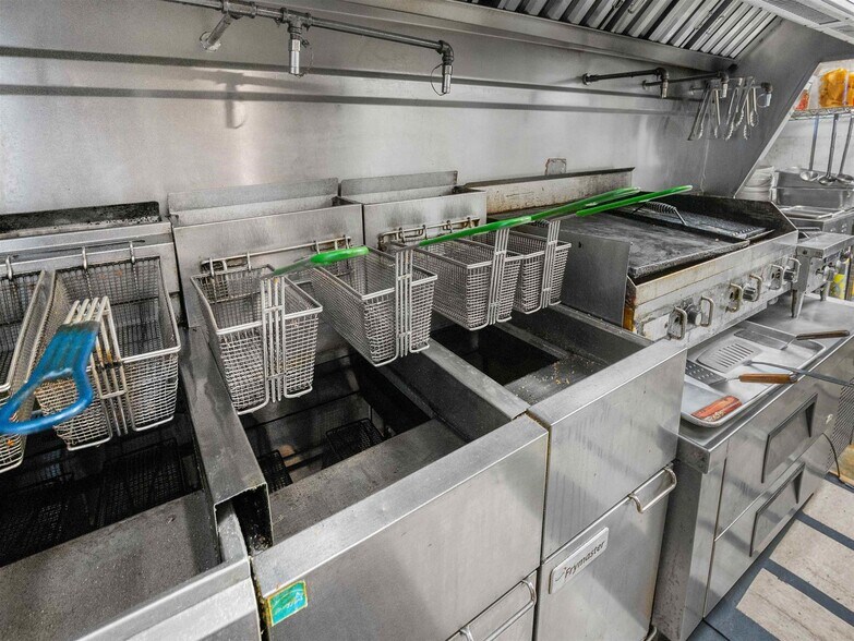 More Photos Of 25 North St, Proctor Restaurant For Sale