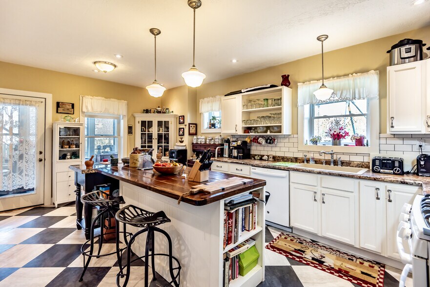 More Photos Of 129 N Main St, Waynesville Specialty For Sale
