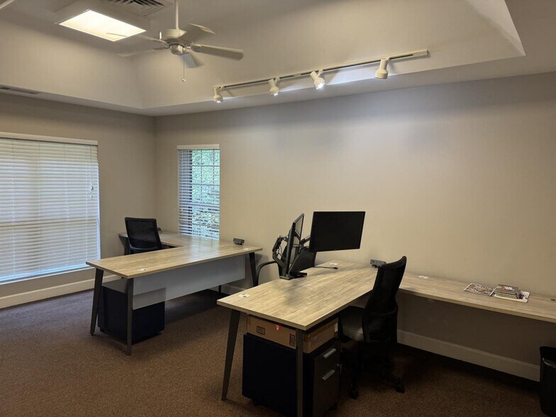 More Photos Of 1075 Cooper Rd, Grayson Medical For Lease