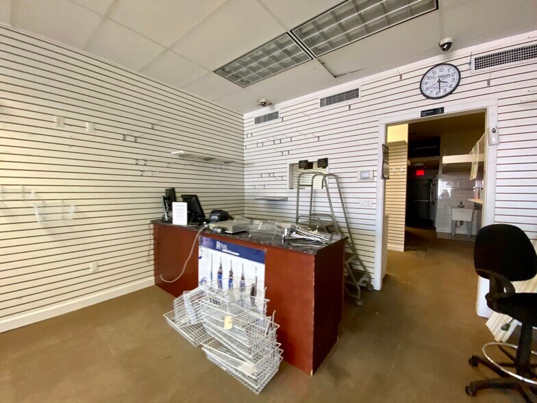 More Photos Of 262-266 E Park Ave, Long Beach Storefront For Lease