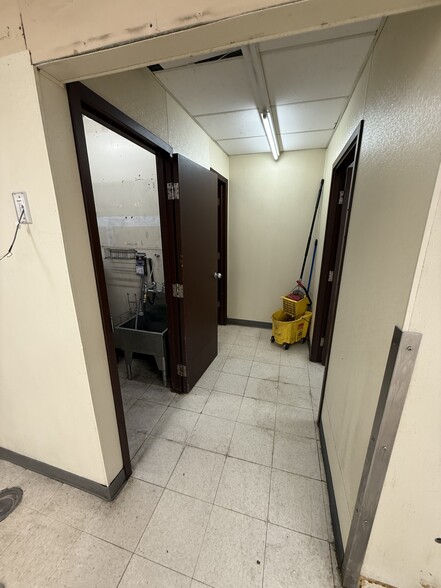 More Photos Of 815 Ellice Av, Winnipeg Convenience Store For Sale