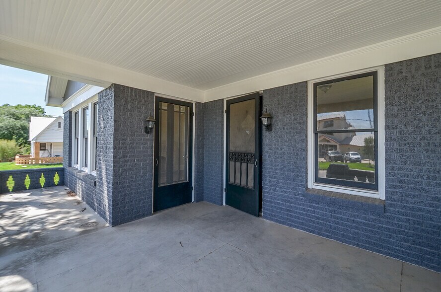 More Photos Of 404 W Main St, Bellville Office Residential For Sale