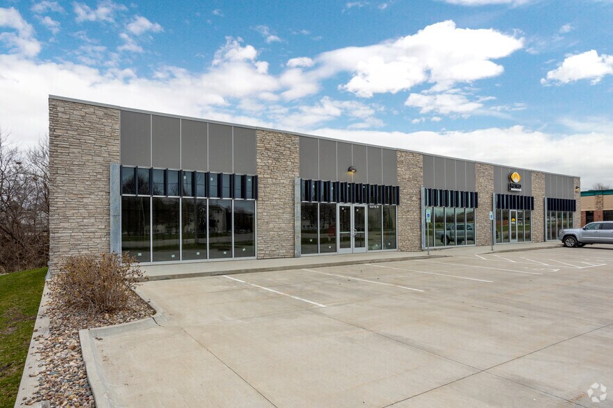 More Photos Of 1005 8th St SW, Altoona Storefront For Lease