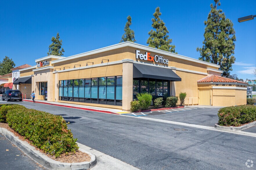 More Photos Of 1348-1366 W Valley Pky, Escondido Unknown For Lease