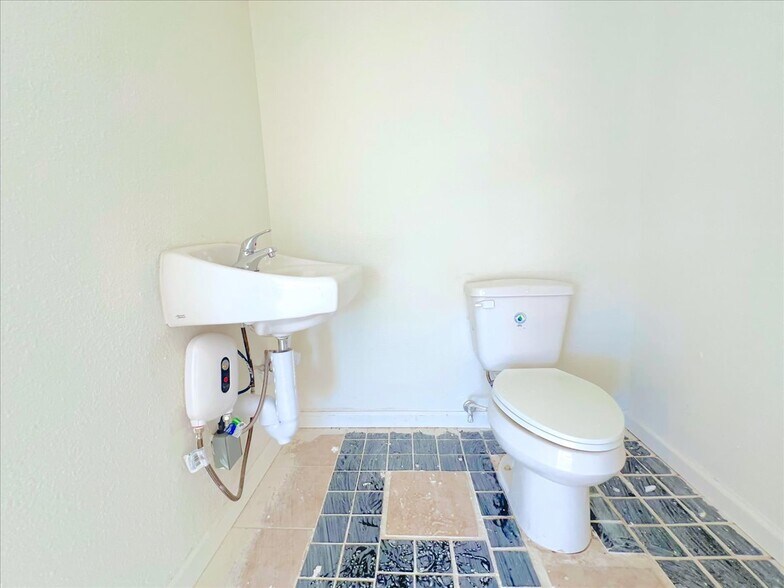 More Photos Of 7704 Irvington Blvd, Houston General Retail For Lease