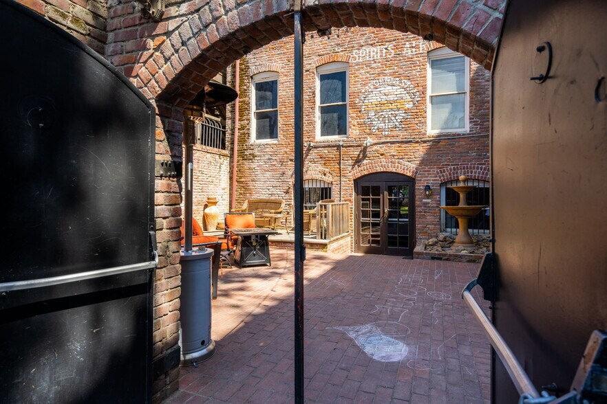 More Photos Of 910 2nd St, Sacramento Bar For Sale