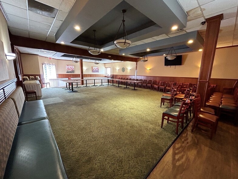 More Photos Of 1027 Sheffield Ave, Dyer Restaurant For Lease