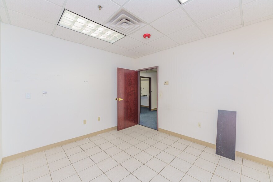 More Photos Of 10 Maxwell Dr, Clifton Park Medical For Lease