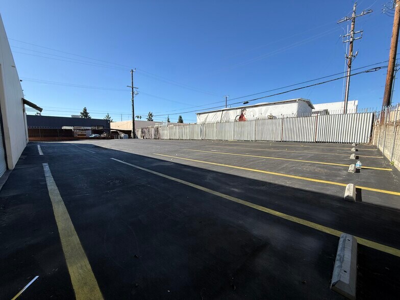 More Photos Of 8929 Oso Ave, Chatsworth Manufacturing For Lease
