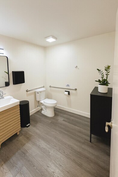 More Photos Of 4747 Mission Blvd, San Diego Medical For Lease