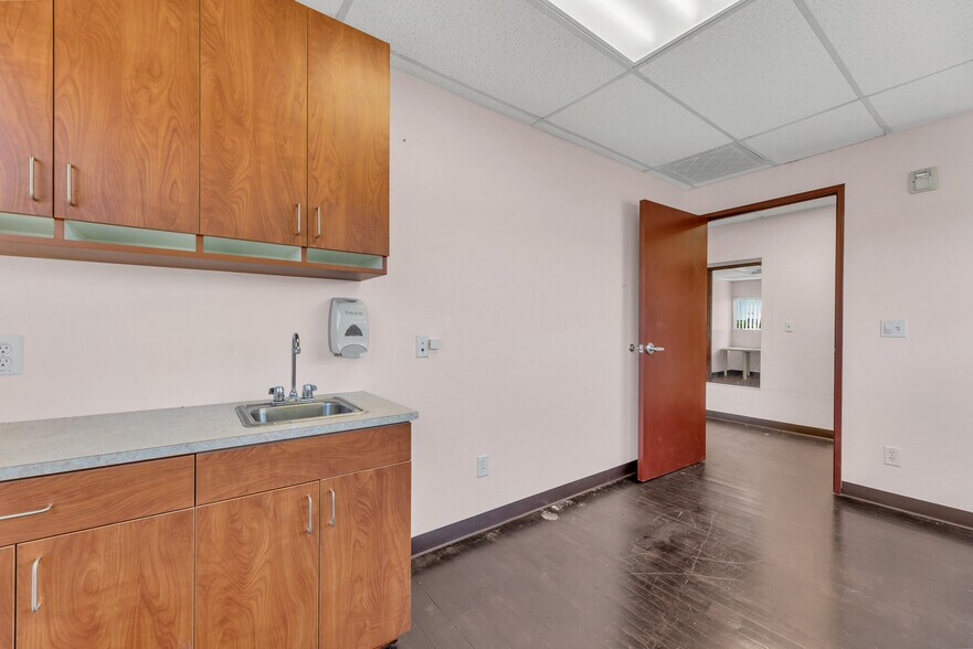 More Photos Of 515 Michigan Blvd, West Sacramento Medical For Sale