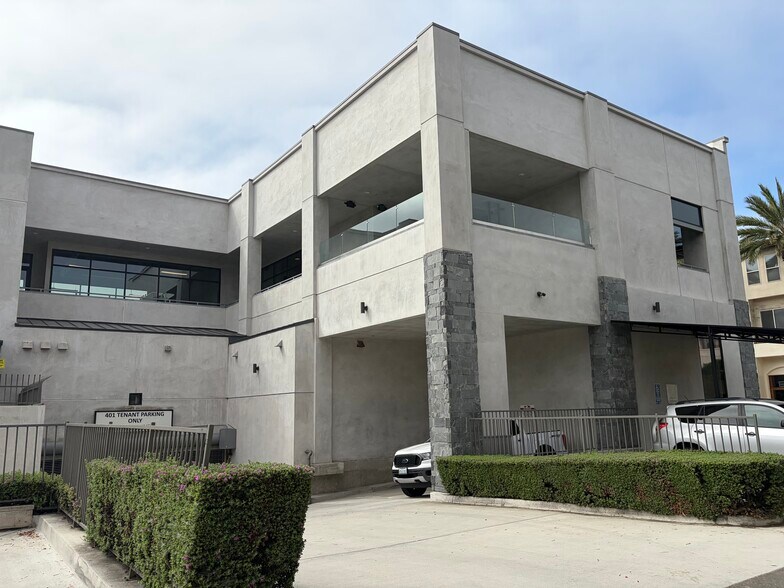 More Photos Of 401 Main St, Huntington Beach Storefront Retail Office For Lease