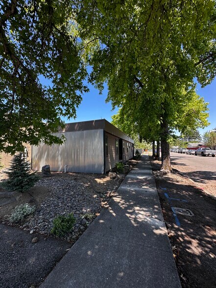 More Photos Of 1745 23rd St SE, Salem Warehouse For Lease
