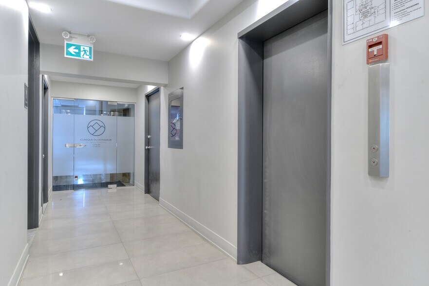 More Photos Of 245 Av Victoria, Westmount Office For Lease
